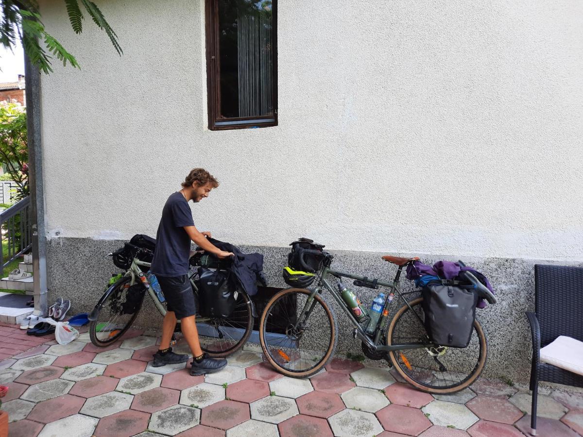Bus Station Hostel Peje Exterior photo